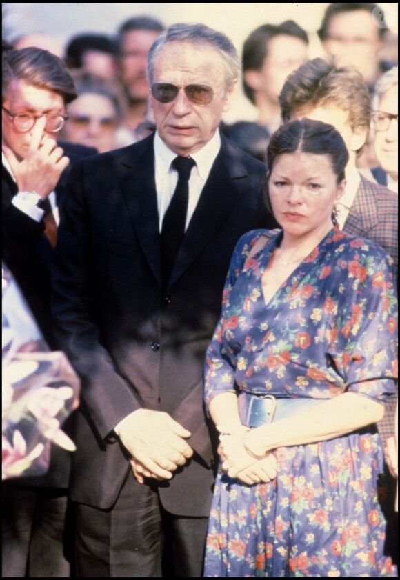 Yves Montand et Catherine Allégret lors des obsèques de Simone Signoret à Paris le 2 octobre 1985