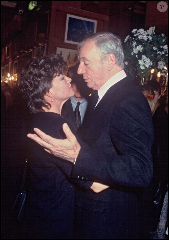 Catherine Allégret et Yves Montand lors de l'avant-première du film 3 places pour le 26 en 1988