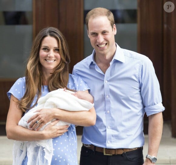 Le prince George de Cambridge, fils de Kate Middleton et du prince William, à sa sortie de la maternité de l'hôpital St Mary de Londres le 23 juillet 2013.