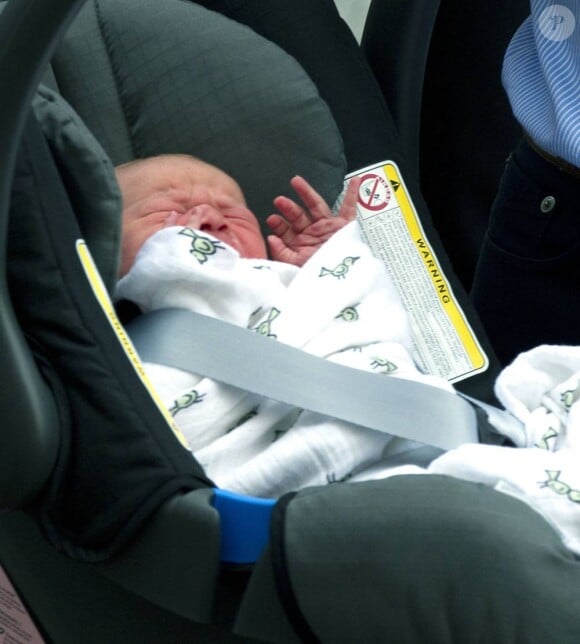 Son altesse royale le prince George de Cambridge, premier enfant de Kate Middleton et du prince William, à sa sortie de la maternité de l'hôpital St Mary de Londres le 23 juillet 2013.
