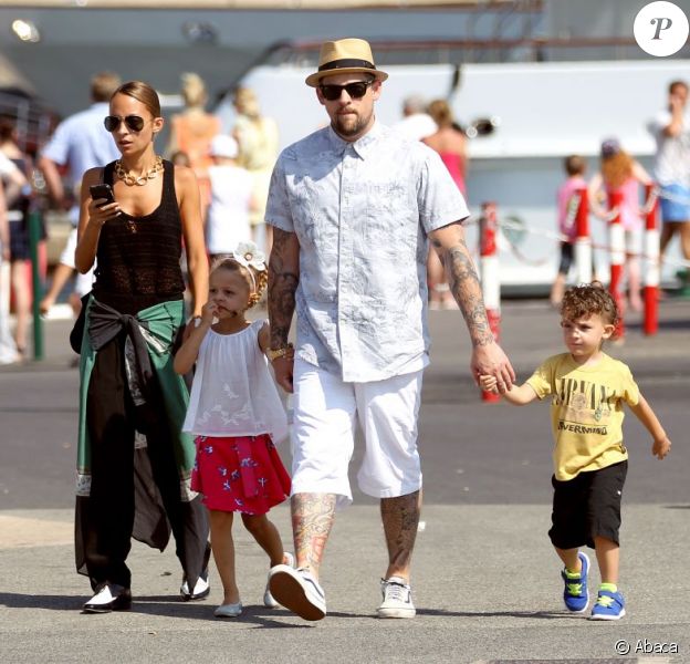Nicole Richie, Joel Madden et leurs enfants Harlow et Sparrow se promènent à Saint-Tropez. Le 24 juillet 2013.