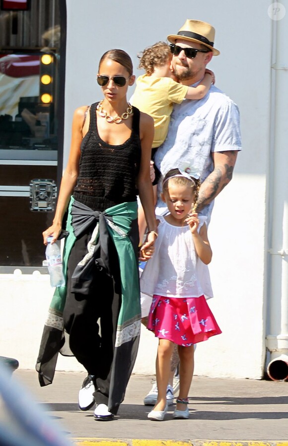 Nicole Richie, Joel Madden et leurs enfants Harlow et Sparrow poursuivent leurs vacances à Saint-Tropez. Le 24 juillet 2013.