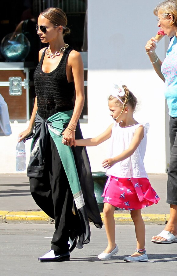 Nicole Richie et sa fille Harlow au cours d'une balade en famille à Saint-Tropez. Le 24 juillet 2013.