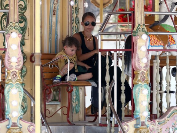 Nicole Richie et son fils Sparrow à Saint-Tropez, le 24 juillet 2013.