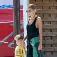 Nicole Richie et son fils Sparrow à Saint-Tropez, le 24 juillet 2013.
