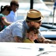 Joel Madden et Sparrow à Saint-Tropez, le 24 juillet 2013.