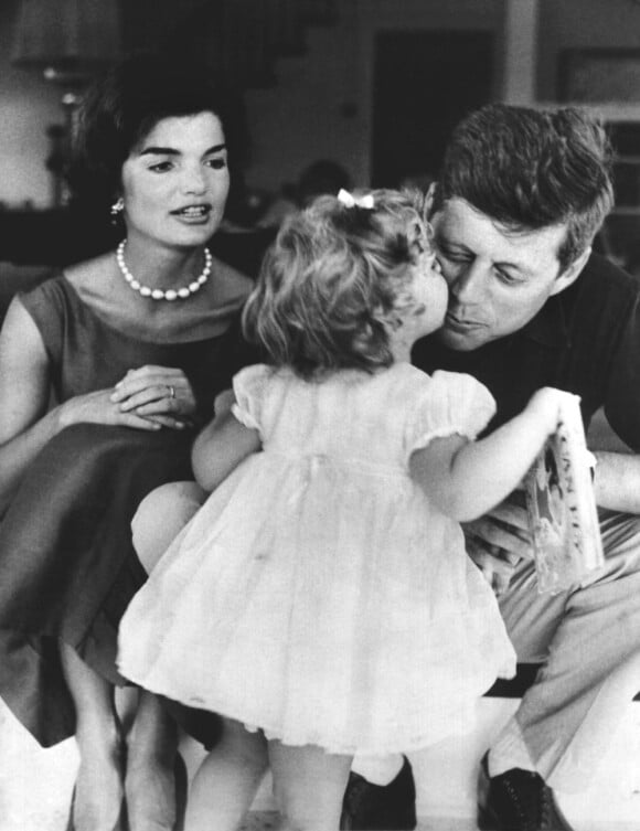 Caroline Kennedy et ses parents Jackie et JFK dans les années 1960.