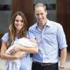 Le prince William, son épouse Kate Middleton et leur fils George de Cambridge en sortant de l'hôpital Saint-Mary le 23 juillet 2013