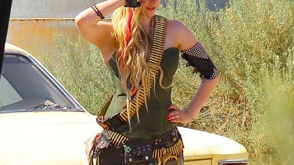 Avril Lavigne : La jeune mariée transformée en militaire pour ''Rock N Roll''