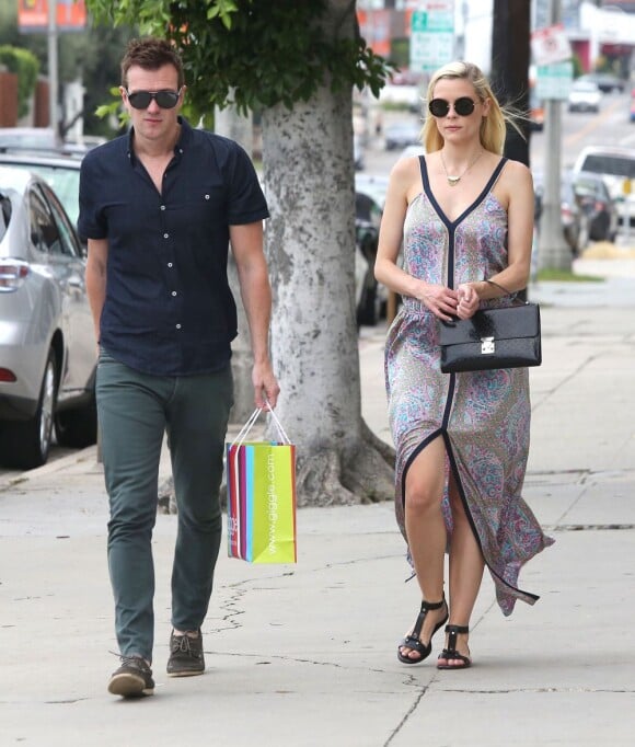 Jaime King, enceinte, se balade avec son mari Kyle Newman dans les rues de West Hollywood, le 30 juin 2013.