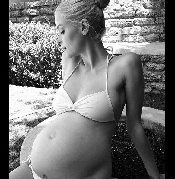 Jaime King a dévoilé une photo d'elle enceinte et en bikini sur son profil Instagram, le 25 juillet 2013.