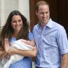 Le prince William et Kate Middleton, la duchesse de Cambridge, quittent l'hopital St-Mary avec leurs fils George de Cambridge à Londres, le 23 juillet 2013.