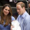 Le prince William et Kate Middleton, la duchesse de Cambridge, quittent l'hopital St-Mary avec leurs fils George de Cambridge à Londres, le 23 juillet 2013.