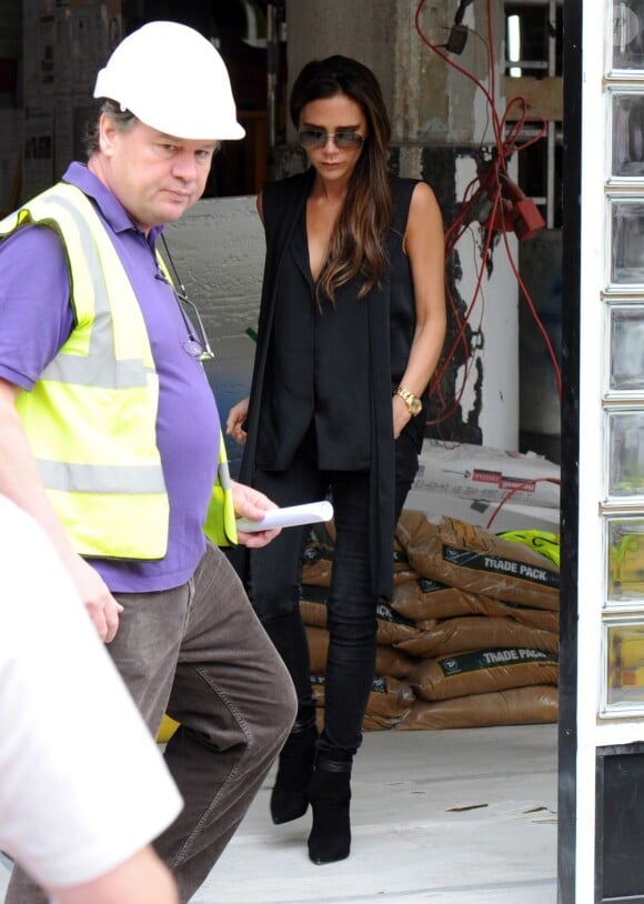 Exclusif - Victoria Beckham, tout de noir vêtue avec un gilet Victoria Beckham, un slim et des bottines Saint Laurent. Londres, le 22 juillet 2013.