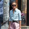 Olivia Palermo, ultra chic à New York, porte une chemise en jean avec un short à carreaux, son sac Sofia Coppola pour Louis Vuitton et des ballerines à motifs floraux. Le 24 juillet 2013.