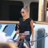 Nicole Richie, en vacances à Saint-Tropez, porte un t-shirt noir avec un pantalon et une chemise Givenchy nouée à la taille, des lunettes House of Harlow 1960 et un collier Chanel. Le 25 juillet 2013.