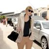 Cate Blanchett, ultra chic à son arrivée à l'aéroport de Los Angeles, porte une veste Stella McCartney, un sac Tod's et des sandales Roger Vivier. Le 24 juillet 2013.