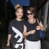 La chanteuse Rita Ora, entièrement habillée en Fendi, se rend dans un restaurant du quartier de Mayfair avec sa mère pour dîner. Londres, le 25 juillet 2013.