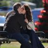 Andie MacDowell embrasse Dylan Neal sur le tournage de la série Cedar Cove à Vancouver, le 25 juillet 2013.