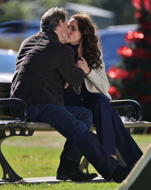 Andie MacDowell embrasse Dylan Neal sur le tournage de la série Cedar Cove à Vancouver, le 25 juillet 2013.