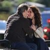 Andie MacDowell embrassé par Dylan Neal sur le tournage de la série Cedar Cove à Vancouver, le 25 juillet 2013.