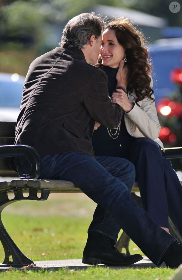 Andie MacDowell embrassé par Dylan Neal sur le tournage de la série Cedar Cove à Vancouver, le 25 juillet 2013.