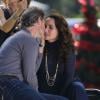 Andie MacDowell embrasse Dylan Neal sur le tournage de la série Cedar Cove à Vancouver, le 25 juillet 2013.