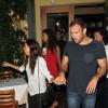Eva Longoria et son petit ami Ernesto Arguello sortent du restaurant à West Hollywood, le 21 juillet 2013.