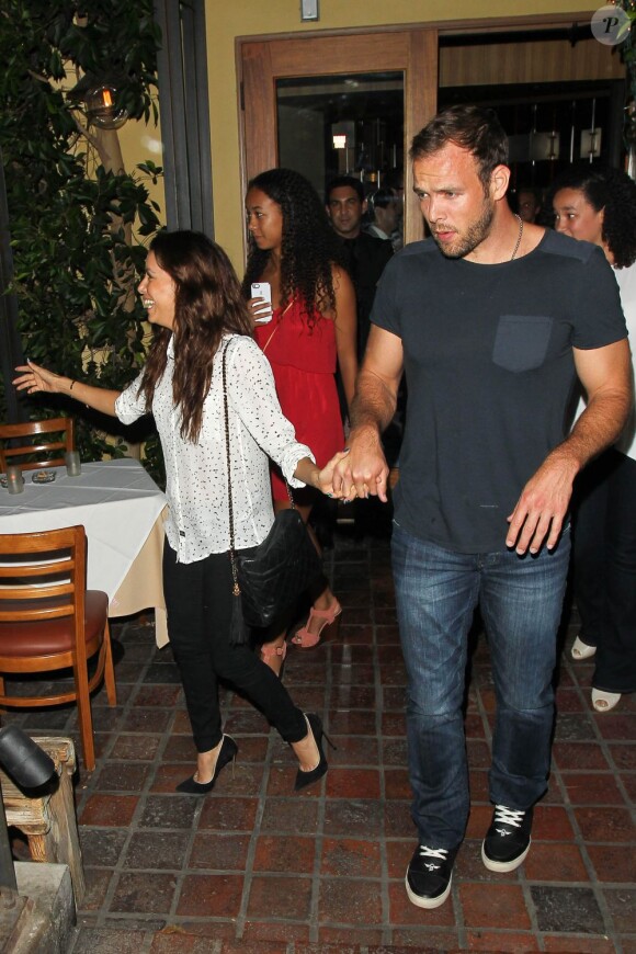 Eva Longoria et son petit ami Ernesto Arguello sortent du restaurant à West Hollywood, le 21 juillet 2013.
