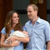 Le prince William et Kate Middleton présentent leur premier enfant, George de Cambridge, à Londres le 23 juin 2013.