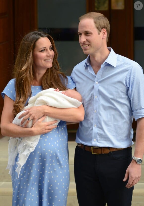 Le prince William et Kate Middleton présentent leur premier enfant, George de Cambridge, à Londres le 23 juin 2013.