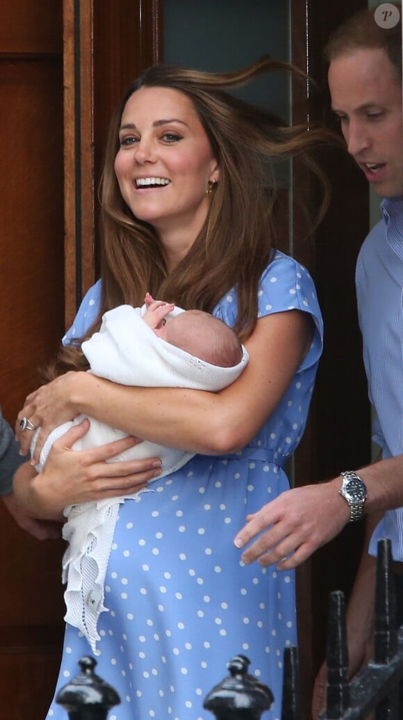 Le prince William et Kate Middleton présentent George de Cambridge, à Londres le 23 juin 2013.