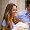 Le prince William et Kate Middleton présentent leur premier bébé, George de Cambridge, à Londres le 23 juin 2013.