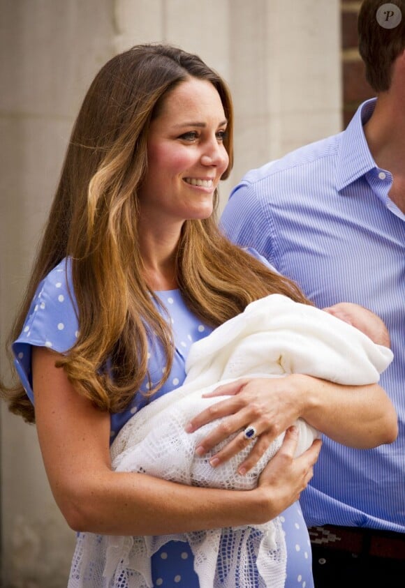 Le prince William et Kate Middleton présentent leur premier bébé, George de Cambridge, à Londres le 23 juin 2013.