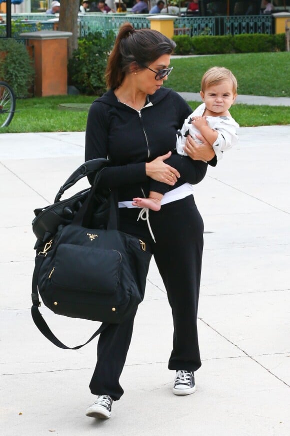 Kourtney Kardashian et sa fille Penelope à Calabasas, le 28 juillet 2013.