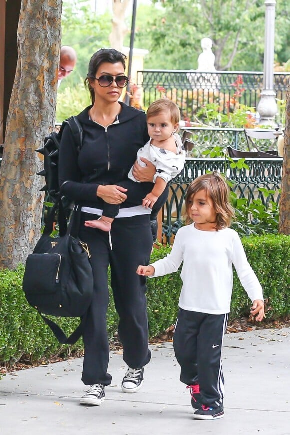 Kourtney Kardashian et ses deux enfants Penelope et Mason ont déjeuné au Marmalade Cafe. Calabasas, le 28 juillet 2013.