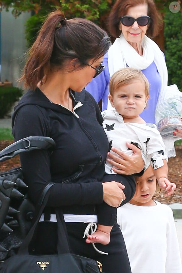 Kourtney Kardashian, ses deux enfants Mason et Penelope et Bonnie Disick, mère de Scott Disick, ont déjeuné au restaurant Marmalade Cafe. Calabasas, le 28 juillet 2013.