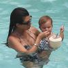 Kourtney Kardashian et sa fille Penelope à Miami, le 22 juillet 2013.