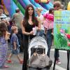 La sublime Roselyn Sanchez et son mari Eric Winter ont profité d'un dimanche ensoleillé pour emmener leur petite fille Sebella au Farmers Market de Los Angeles, le 28 juillet 2013