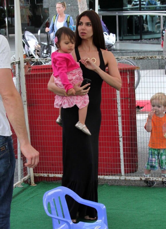 La sublime Roselyn Sanchez et son mari Eric Winter ont profité d'un dimanche ensoleillé pour emmener leur petite fille Sebella au Farmers Market de Los Angeles, le 28 juillet 2013