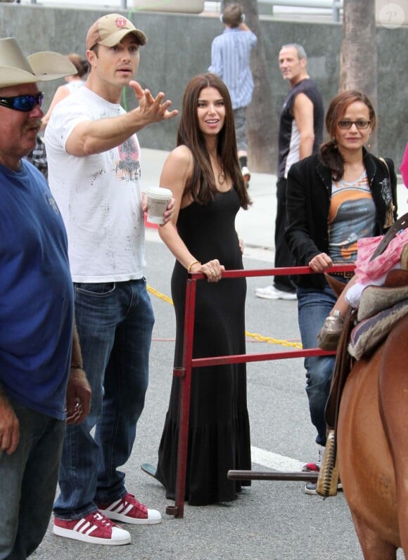 Roselyn Sanchez et son mari Eric Winter ont retrouvé la comédienne Judy Reyes au Farmes Market de Los Angeles où la petite fille du couple Sebella profitait des poneys, le 28 juillet 2013