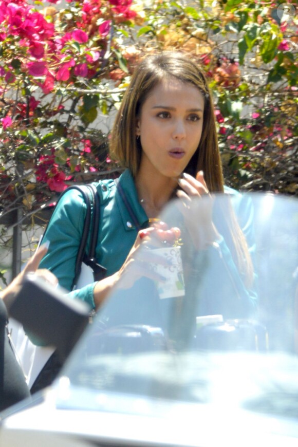 Jessica Alba près de son bureau le 29 juillet 2013