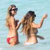 Natasha Oakley (bikini rouge) et Devin Brugman (en violet), fondatrices du blog A Bikini A Day, profitent d'un après-midi ensoleillé à Miami, le 29 juillet 2013.