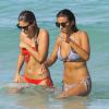 Natasha Oakley (bikini rouge) et Devin Brugman (en violet), vacancières sexy sous le soleil de Miami. Le 29 juillet 2013.