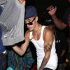 Justin Bieber se cache des photographes à la sortie du club "Milk Studios" à Hollywood, le 14 juin 2013.