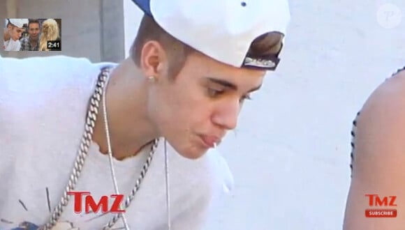 Justin Bieber en train de cracher du haut de son hôtel à Toronto... alors que ses fans l'attendent en bas.