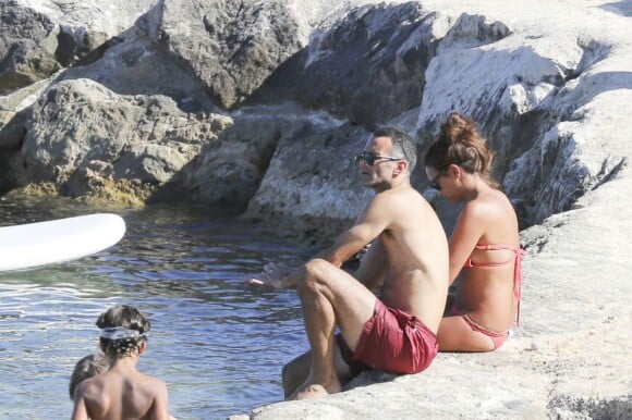 Ryan Giggs très intéressé par ce que lui raconte son épouse lors de ses vacances avec son épouse Stacy Cooke dans le Sud de la France, le 30 juillet 2013