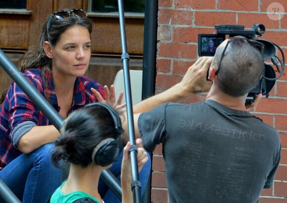 La jolie Katie Holmes tourne une courte vidéo dans le quartier de Tribeca à New York, le 29 juillet 2013.