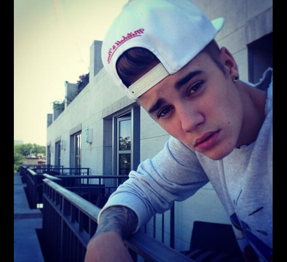 Justin Bieber sur le balcon de son hôtel de Toronto, le 25 juillet 2013.