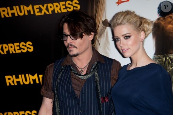 Johnny Depp et Amber Heard lors de la première de Rhum Express à Paris en novembre 2011.